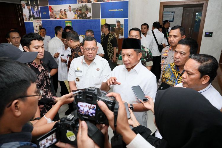 Menteri Dalam Negeri (Mendagri) Muhammad Tito Karnavian saat memberikan keterangan persnya kepada awak media di Balai Kota Tangerang, Banten, Jumat (3/1/2025).