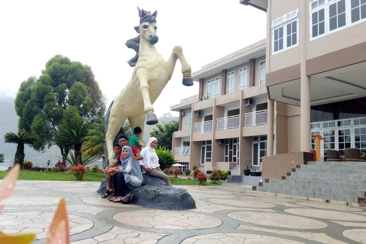 Wisatawan berfoto di ikon patung kuda, Hotel Grand Renggali, Kabupaten Aceh Tengah