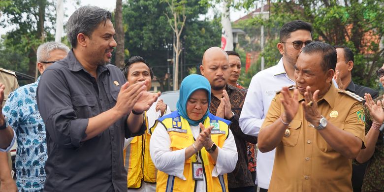 Menteri Usaha Mikro, Kecil dan Menengah (UMKM) Maman Abdurrahman, Staf Ahli Menteri Pekerjaan Umum (PU) Bidang Ekonomi dan Investasi, Canka Amprawati Suryadi Putri, dan Bupati Jembrana I Nengah Tamba dalam peresmian Pasar Umum Negara (PUN), Senin (25/11/2024).