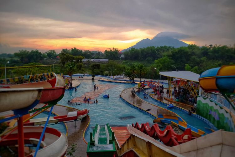 Parimas Waterpark Pacet  adalah tempat wisata dengan berbagai wahana di Desa Warugunung, Kecamatan Pacet, Kabupaten Mojokerto, Jawa Timur. 