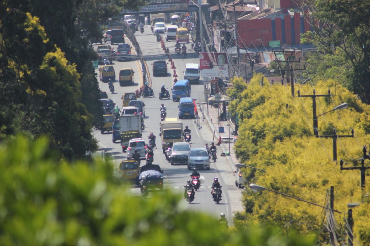 Kondisi lalu lintas di ruas jalan raya Puncak Cianjur, Jawa Barat.