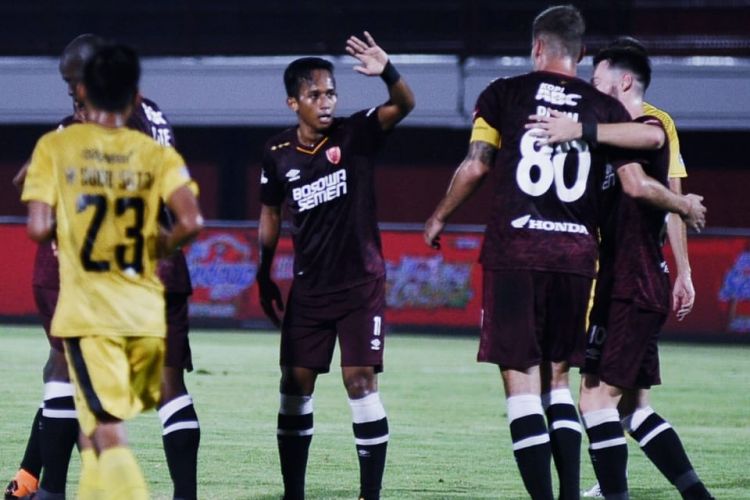 Pemain PSM Makssar merayakan gol yang dicetak oleh Rahmat pada laga melawan Bhayangkara FC, Minggu (15/7/2018).