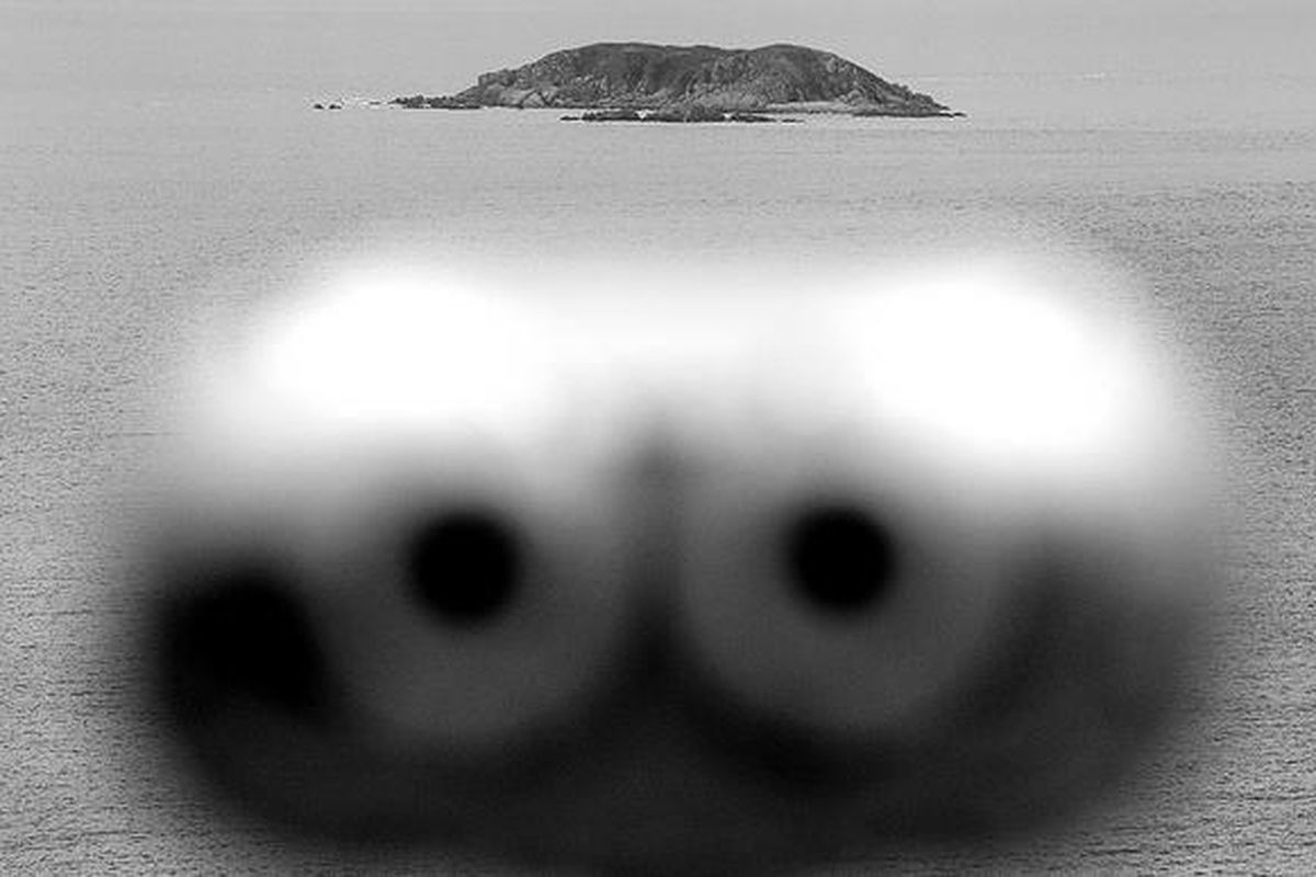 Pulau Suk di Korea Utara terlihat dari tempat pengamatan di Pulau Yeonpyeong, Korea Selatan, Selasa (22/11). Ratusan orang akan berunjuk rasa anti-Korea Utara, Rabu ini, menjelang peringatan satu tahun serangan artileri Korea Utara ke Pulau Yeonpyeong pada 23 November 2010. 