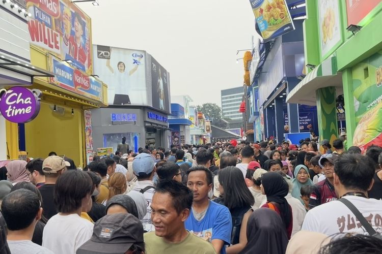 Pengunjung di PRJ 2025. Cara ke PRJ 2025 naik Transjakarta dan KRL.
