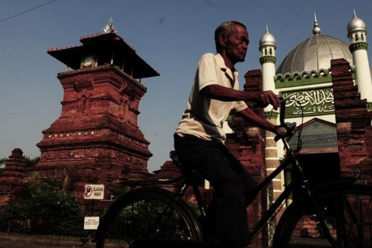 Keindahan arsitektur Menara Kudus di Kabupaten Kudus, Jawa Tengah yang telah menjadi sebuah monumen peradaban masa lalu dan pusat spiritualisme Islam hingga kini, Senin (18/7/2011). Masjid Al-Aqsa atau dikenal Masjid Menara Kudus yang didirikan tahun 1549 ini tidak terlepas dari Sunan Kudus yang menyebarkan Islam melalui alkulturasi budaya. 