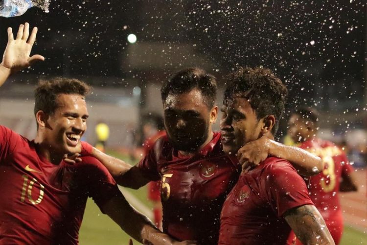 Egy Maulana Vikri (kiri), Saddil Ramdani (tengah), Osvaldo Haay (kanan) merayakan gol dalam pertandingan timnas U-23 Indonesia vs Singapura, Kamis (28/11/2019)