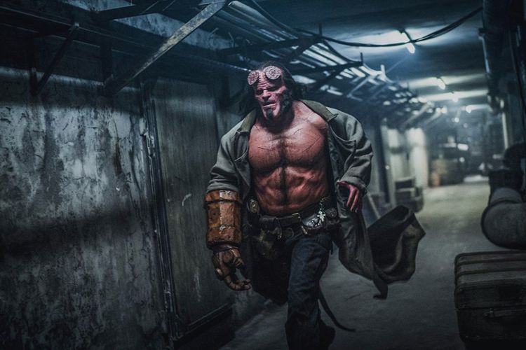 David Harbour beraksi sebagai Red dalam Hellboy (2019).