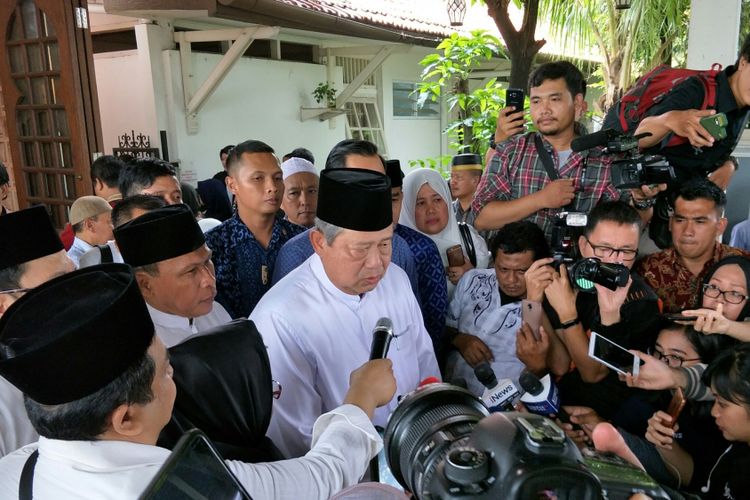 Presiden ke-6 RI Susilo Bambang Yudhoyono mengatakan bahwa Indonesia kehilangan salah satu putra terbaik bangsa atas meninggalnya Andi Mappetahang Fatwa atau AM Fatwa. Hal itu diungkapkan SBY usai melayat di rumah duka, Jalan Palem, Jakarta, Kamis (14/12/2017). 