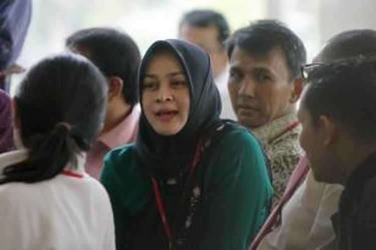 Gubernur Sumatera Utara Gatot Pujo Nugroho (dua kanan) bersama istrinya, Evy Susanti, tiba di kantor KPK, Jakarta Selatan, Senin (27/7/2015). Gatot dan Evy diperiksa sebagai saksi dalam kasus dugaan suap kepada hakim dan panitera Pengadilan Tata Usaha Negara Medan (PTUN).