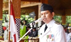 Masyarakat Purwakarta Gelar Kirab Bendera Merah Putih 