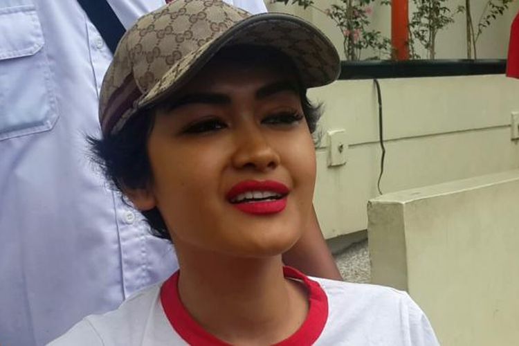 Penyanyi dangdut Julia Perez saat diabadikan di Rumah Sakit Cipto Mangunkusumo, Salemba, Jakarta Pusat, Sabtu (31/12/2016).