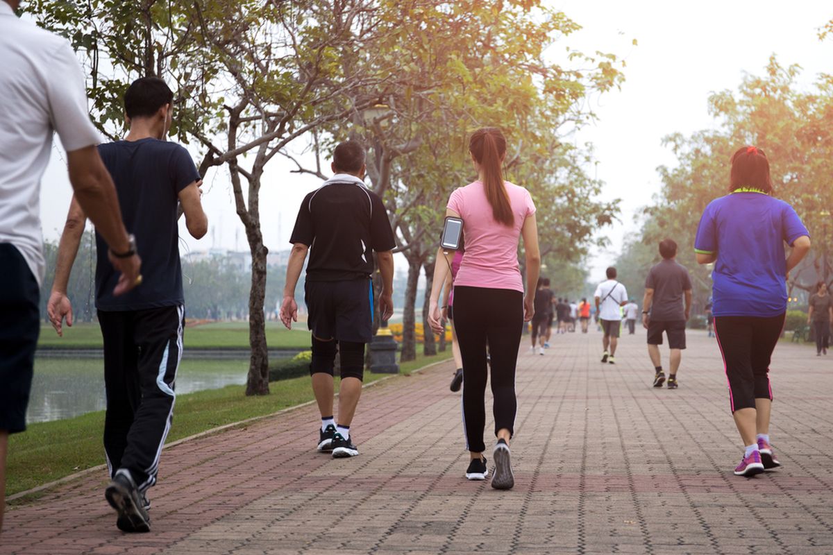 Salah satu manfaat jalan kaki untuk menurunkan berat badan adalah membakar lebih banyak kalori.