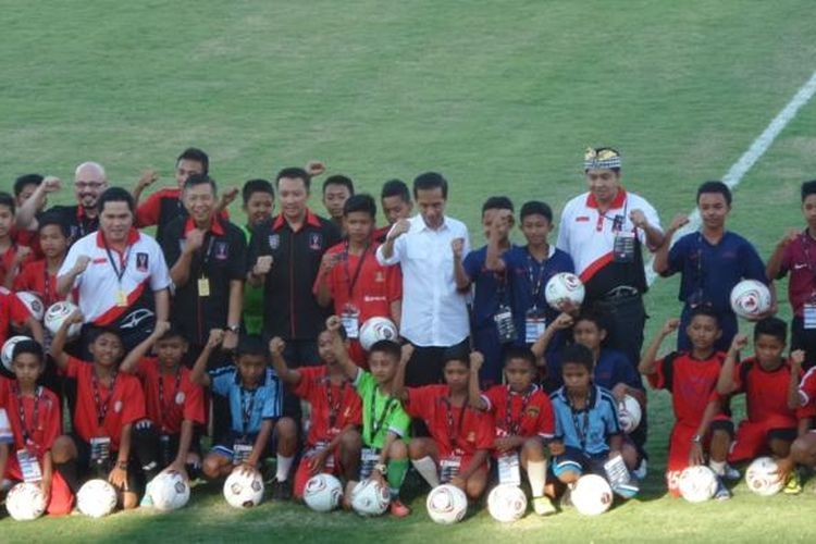 Presiden Joko Widodo bersama perwakilan Sekolah Sepak Bola pada acara pembukaan Piala Presiden 2015 di Stadion I Wayan Dipta, Gianyar, Bali, Minggu (30/8/2015).