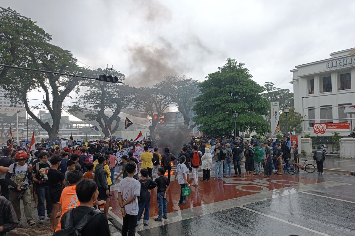 Massa aksi yang tergabung dalam Aliansi Kemarahan Buruh dan Rakyat (AKBAR) Sumatera Utara menggelar aksi di sekitar Lapangan Merdeka, Kota Medan pada Senin (1/9/2025). 