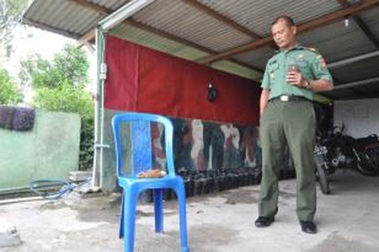 Danramil 10/Sumowono, Kapten Inf Andy Slamet menunjukkan mortir temuan petani dilahan TNI di Bantir, Sumowono, Senin (1/12/2014) 