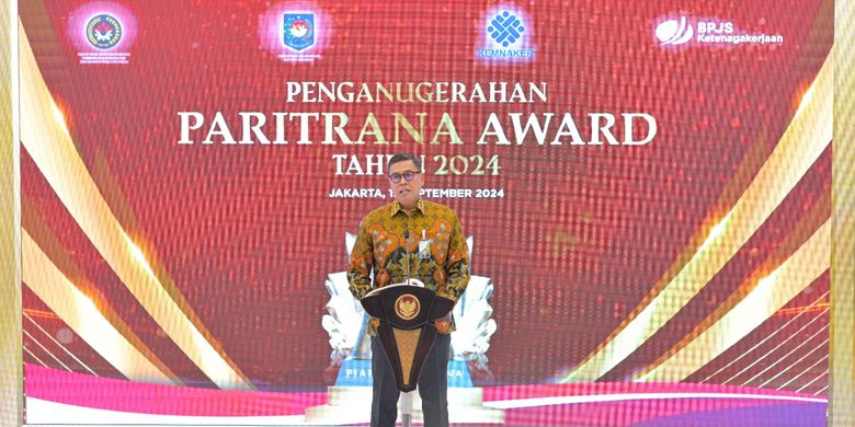 Direktur Utama Badan Penyelenggara Jaminan Sosial (BPJS) Ketenagakerjaan Anggoro Eko Cahyo saat penganugerahkan Paritrana Award 2024 di Plaza BPJAMSOSTEK, Kuningan, Jakarta, Kamis (12/9/2024).