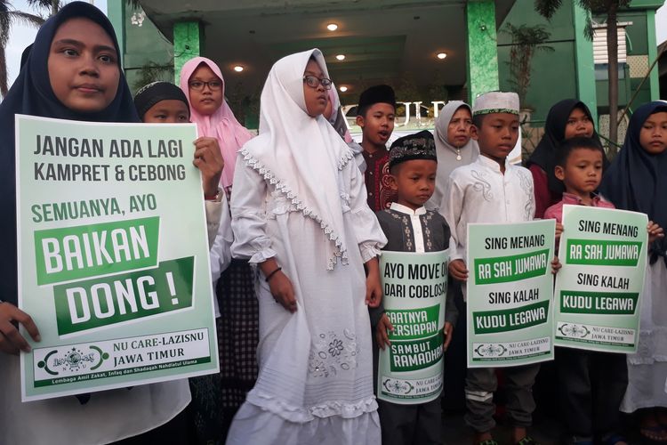 Puluhan anak yatim dari berbagai panti asuhan berkumpul dan membentangkan poster Janngan Lagi Ada Cebong dan Kampret di halaman kantor PWNU Jawa Timur, Jalan Masjid Al-Akbar, Surabaya, Sabtu (20/4/2019).