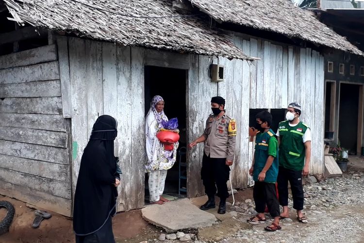 Bhabinkamtibmas di Polsek Bajo, Polres Luwu, Sulawesi Selatan, menyumbangkan 2 bulan gajinya untuk membeli seekor Sapi dan Ayam serta bahan pokok guna berbagi kepada kaum dhuafa, guru mengaji dan pembina pondok pesantren  di wilayah desa binaannya, Senin (25/05/2020)