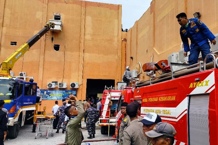 Petugas gabungan masih berusaha mengevakuasi karyawan Karaoke Orange yang terjebak di dalamnya akibat kebakaran, di Kota Tegal, Jawa Tengah, Senin (15/1/2024)