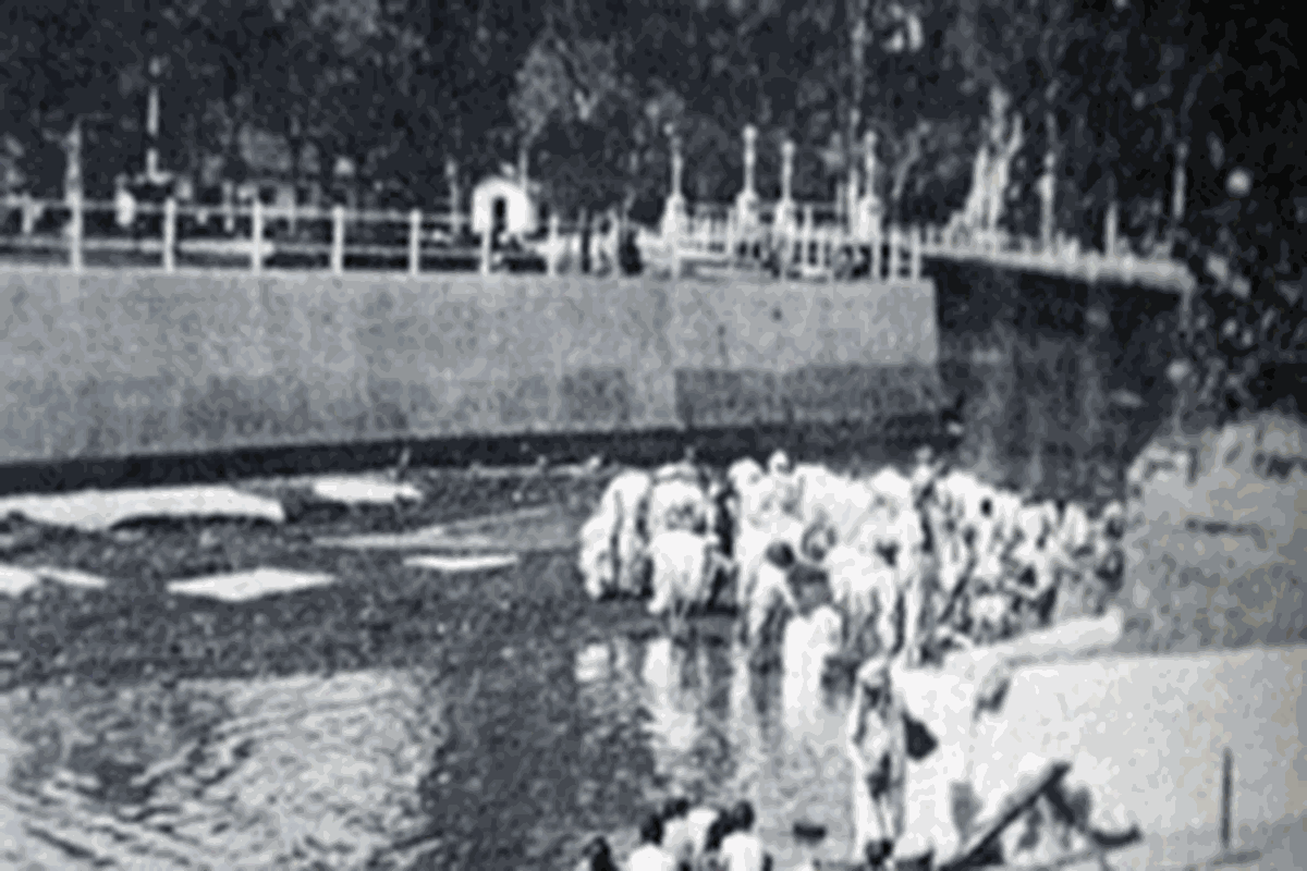 Sungai Ciliwung dulu pernah bersih, sehingga dipakai sebagai air minum dan mandi.