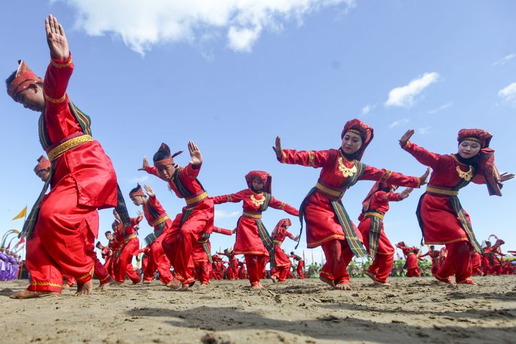 Sejumlah siswa-siswi sekolah di Tarakan membawakan Tari Iluk Tengkayu pada Festival Iraw Tengkayu ke-X di Pantai Amal Lama, Tarakan, Kalimantan Utara, Minggu (22/12/2019). Festival yang dirayakan setiap dua tahun sekali ini merupakan perayaan atau pesta laut dari Suku Tidung Kalimantan Utara sebagai bentuk ungkapan rasa syukur kepada Tuhan Yang Maha Esa atas rezeki yang telah diberikan. ANTARA FOTO/Fachrurrozi/aww.