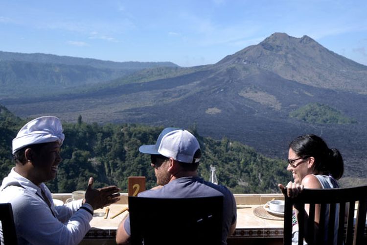 Wisatawan menikmati pemandangan gunung dan danau di kawasan wisata Geopark Gunung Batur, Kintamani, Bali, Selasa (5/9/2017). Kunjungan wisatawan mancanegara ke Bali pada Juli 2017 mencapai 592.046 orang, meningkat 22,27 persen dibandingkan dengan Juli 2016 dan meningkat 17,44 persen dibanding Juni 2017 dengan mayoritas wisman berasal dari China, Australia dan India.