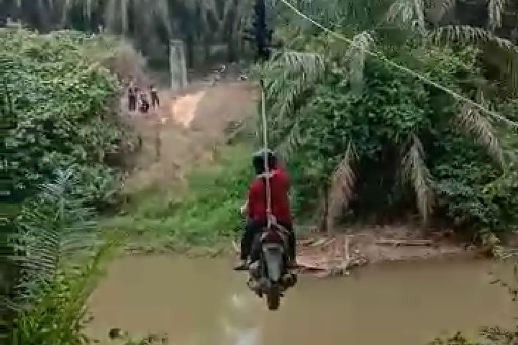 Flying fox motor menyebrang sungai