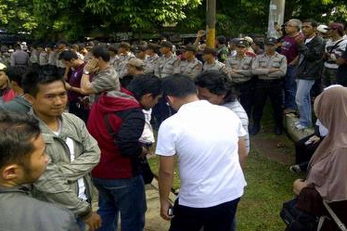 Personel polisi mengamankan jalan menuju GKI Yasmin di Kota Bogor, Jawa Barat, Minggu (13/11/2011).