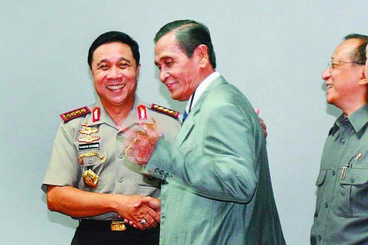 Kepala Polri Jenderal (Pol) Bambang Hendarso Danuri, Ketua sementara Komisi Pemberantasan Korupsi Tumpak Hatorangan Panggabean, dan Jaksa Agung Hendarman Supandji (kiri ke kanan) berbincang sebelum rapat kerja dengan Komisi III DPR, Rabu (18/11).