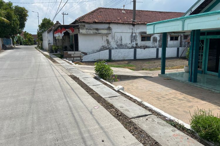 Saluran air yang berada di depan rumah Nanik menjadi solusi mengatasi banjir di Desa Banjarpanji, Tanggulangin.