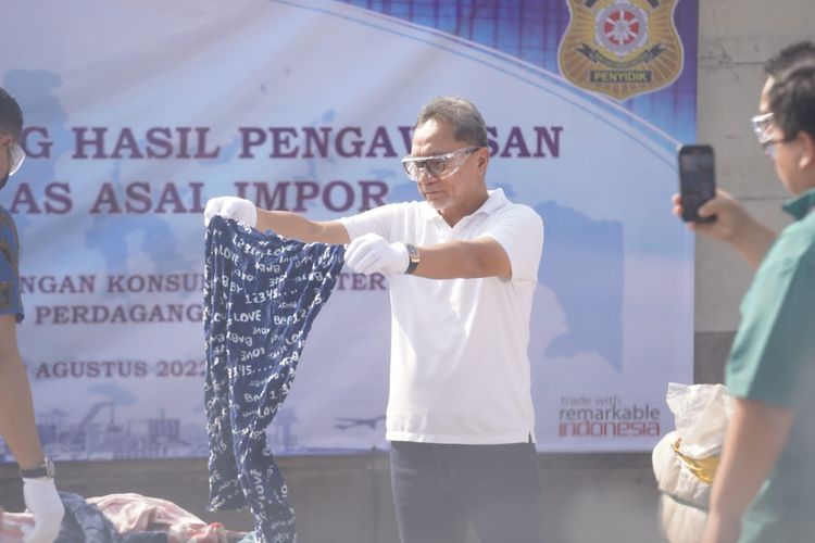 Mendag Zulkifli Hasan Musnahkan 750 Bal Pakaian Bekas dari Impor Senilai Rp 8,5 Miliar