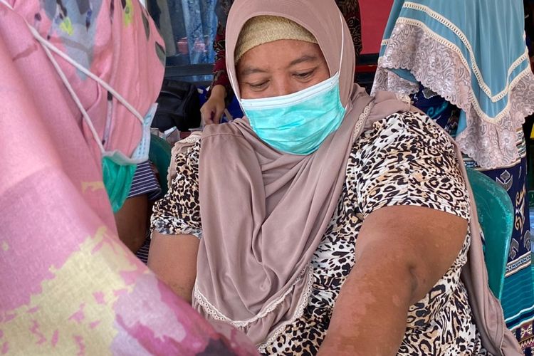 Penanggung Jawab Program Kusta dari Puskesmas Kertasemaya Indramayu, Eti Nirmala memeriksa warga yang memiliki gejala penyakit kusta. 