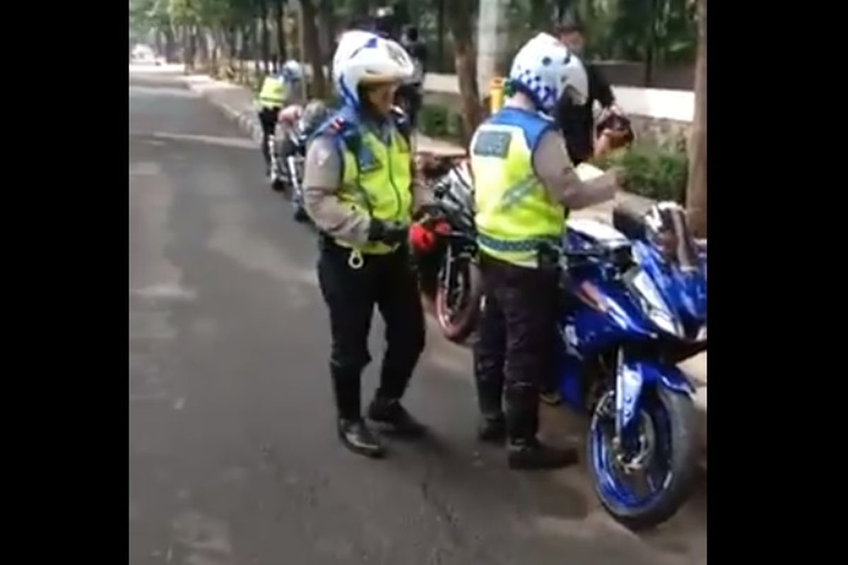 Pakai knalpot racing, beberapa pengendara motor ditilang di Jl. Patimura Kebayoran Baru Jakarta Selatan. 