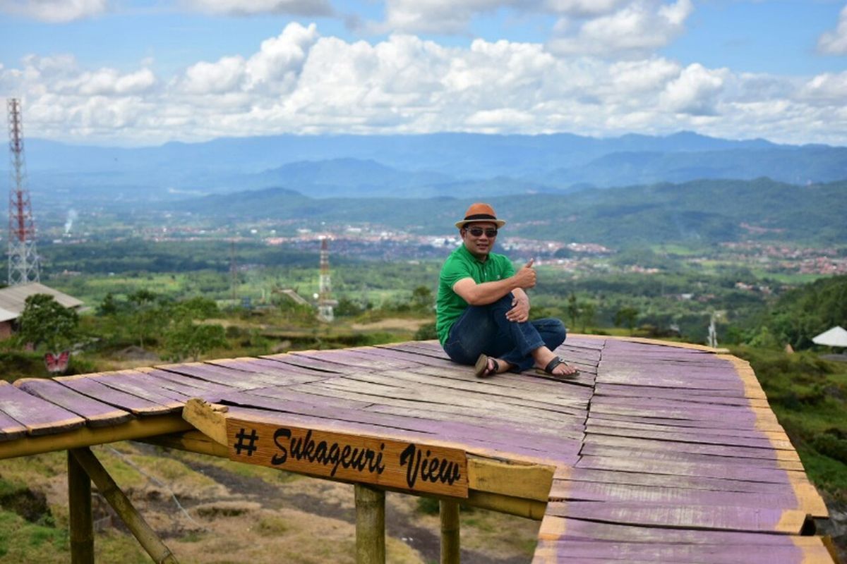 Ridwan Kamil saat berfoto di objek wisata Sukageuri View di Kabupaten Kuningan, Senin (26/3/2018).