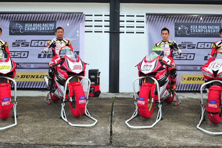 Para pebalap Astra Honda Racing Team (AHRT), (kiri-kanan) Awhin Sanajaya, Rheza Danica Ahrens, Gerry Salim, dan Irfan Ardiansyah, berpose di Sirkuit Johor Malaysia, tempat digelarnya seri pertama Asia Road Racing Championship 2017, 31 Maret-2 April.