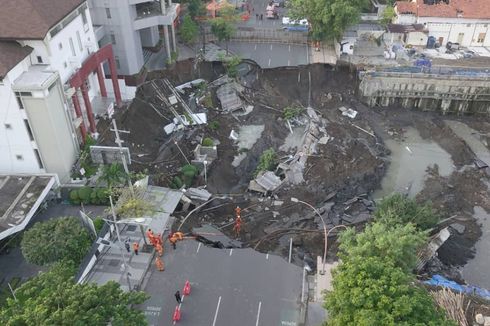 BERITA POPULER NUSANTARA: Detik-detik Jalan Gubeng Ambles hingga Bahar dan 5 Rekannya Jadi Tersangka