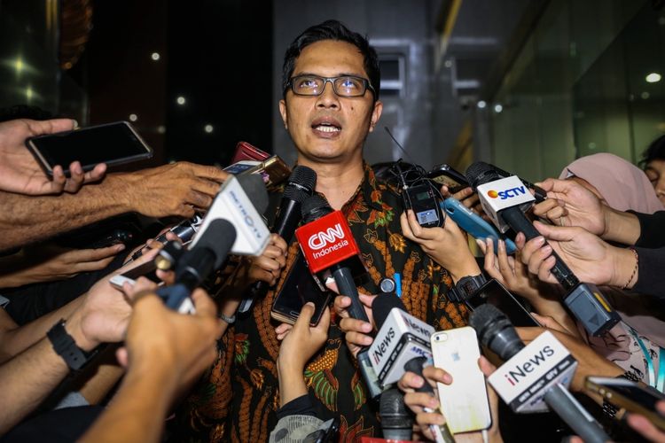 Juru Bicara KPK, Febri Diansyah saat memberikan keterangan pers di gedung KPK, Kuningan, Jakarta Selatan, Kamis (16/11/2017). Febri Diansyah mengungkapkan bahwa KPK tengah mempertimbangkan mengambil langkah untuk memasukkan Ketua DPR RI Setya Novanto dalam Daftar Pencarian Orang (DPO). KOMPAS.com/GARRY ANDREW LOTULUNG