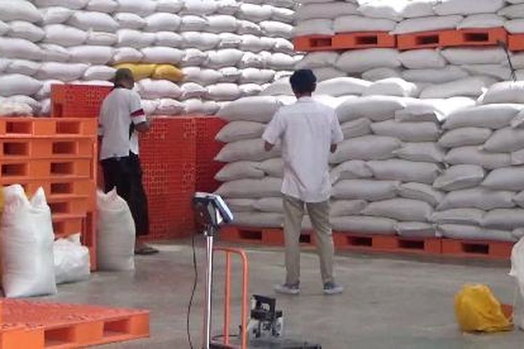 Beras di gudang Bulog Pinrang Sulsel dipinjam 500 ton oleh rekanan, baru dikembalikan 40 ton.