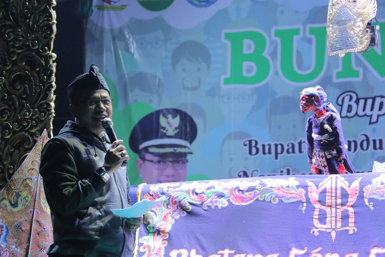 Bupati Dadang Supriatna menghadiri pagelaran seni dan budaya wayang golek di Lapangan Olahraga Desa Margamulya, Kecamatan Pangalengan, Kabupaten Bandung, Selasa (3/9/2024).