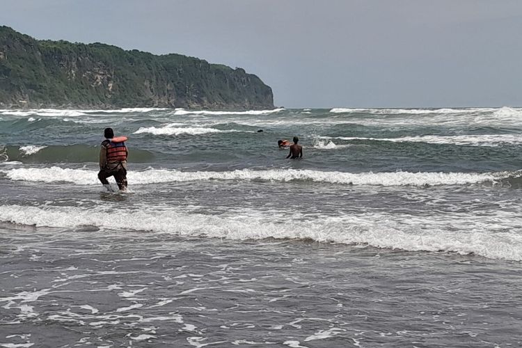 PENYELAMATAN: Petugas tengah berupaya menyelematkan seorang wisatawan asal Madura yang terseret arus palung laut di Pantai Parangtritis, Bantul, DIY, Kamis (28/12/2023)