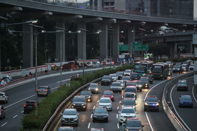 Lalu lintas kendaraan di Tol Dalam Kota Jakarta tampak padat pada jam pulang kerja di hari ketiga pemberlakuan pembatasan sosial berskala besar (PSBB) tahap dua, Rabu (16/9/2020). Pembatasan kendaraan bermotor melalui skema ganjil genap di berbagai ruas Ibu Kota resmi dicabut selama PSBB tahap dua.