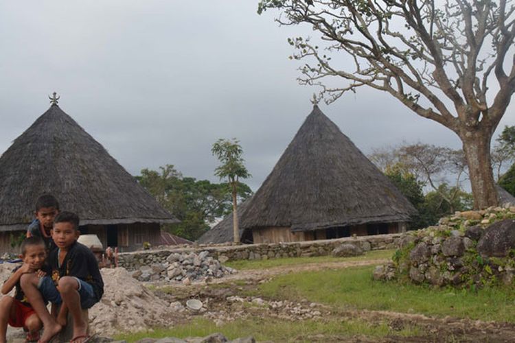 Anak-anak di Kampung adat Mbaru Gendang Ruteng Puu, Kecamatan Langke Ruteng, Kabupaten Manggarai, Flores, Nusa Tenggara Timur salah satu kampung tertua di wilayah Flores Barat.
