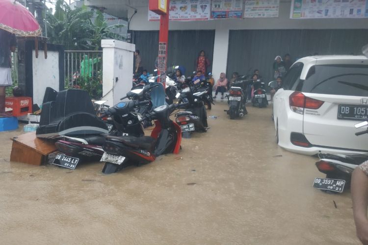 Banjir menerjang Kelurahan Mahawu, Kecamatan Tuminting, Jumat (01/02/2019).