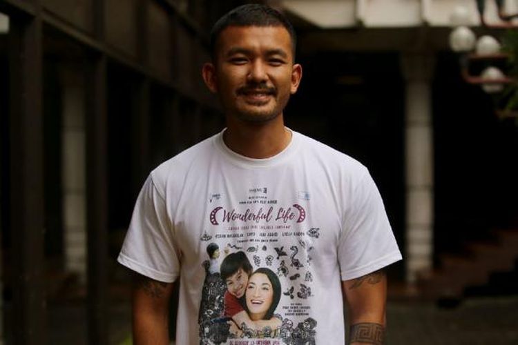 Rio Dewanto berpose usai wawancara seputar film Wonderful Life, yang diproduserinya, di Bentara Budaya Jakarta, Palmerah Selatan, Jakarta Pusat, Jumat (30/9/2016).