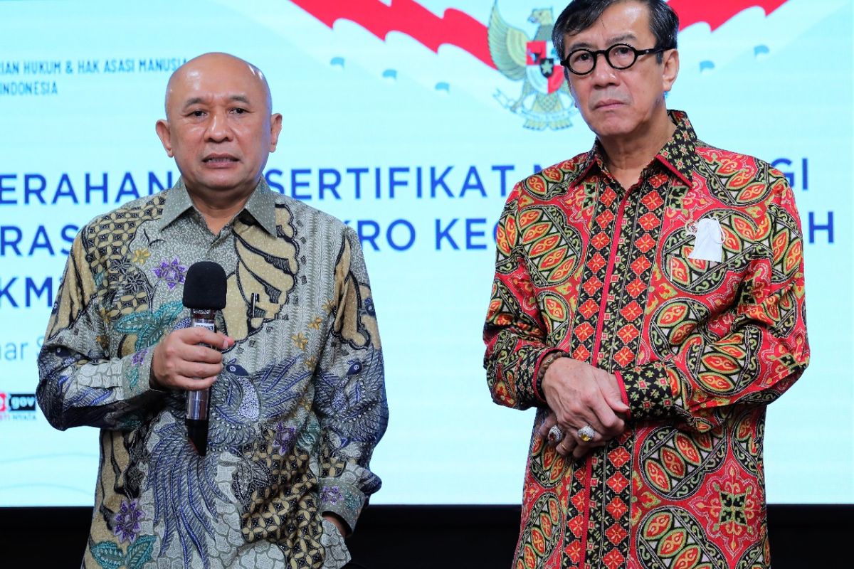 Menteri Koperasi dan UKM (Menkop UKM) Teten Masduki bersama dengan Menteri Hukum dan HAM, Yasonna H. Laoly di Jakarta, Jumat (17/7/2020). 