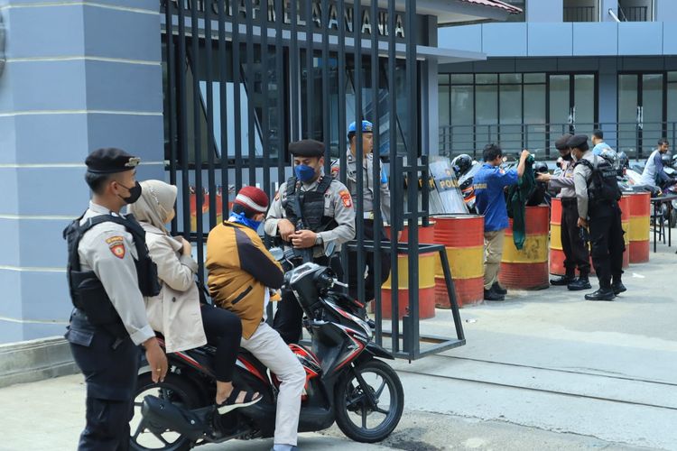 Anggota Polres Metro Jakarta Barat melakukan pemeriksaan terhadap orang yang akan memasuki Mapolres Jakarta Barat imbas adanya aksi bom bunuh diri di Mapolsek Astanaanyar, Kota Bandung, Jawa Barat, Rabu (7/12/2022).