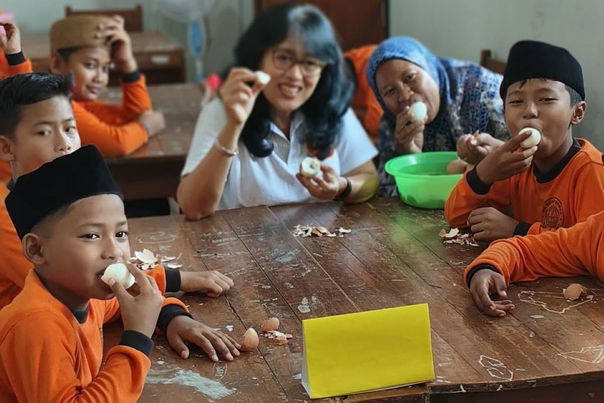 Implementasi One Day One Egg atau 1 hari 1 telur yang merupakan salah satu rangkaian program implementasi JAPFA for Kids. Foto diambil di SDN Segoroyoso di Bantul, Yogyakarta