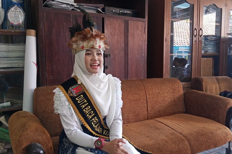 Mahkota Bulu Sabil dan Aksinya Menghibur Anak Pesisir Semarang