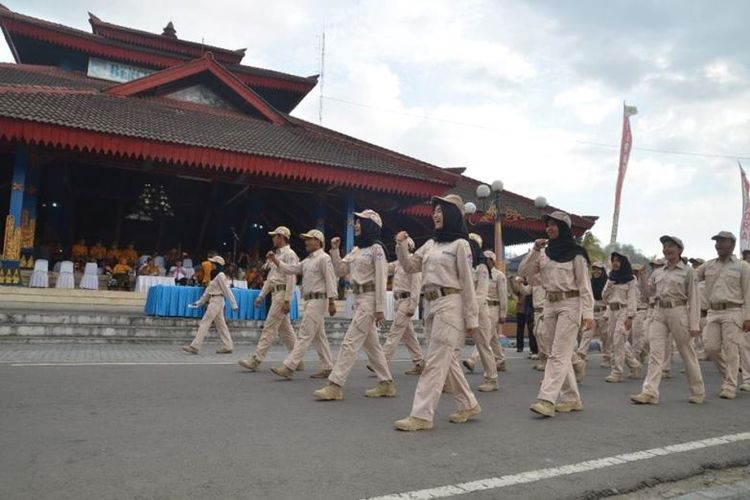 Para peserta kirab dilepas dari lapangan Mareje Gerung dan berjalan menuju Bencingah Agung Giri Menang-Gerung. 