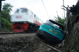 Awal Tragedi Tabrakan Kereta di Bekasi: Taksi Terobos Palang, Mogok, dan Tertabrak KRL